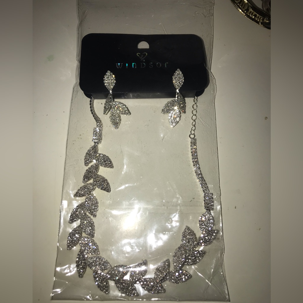 Windsor Silver Leaf Earrings And Necklace Set 13$